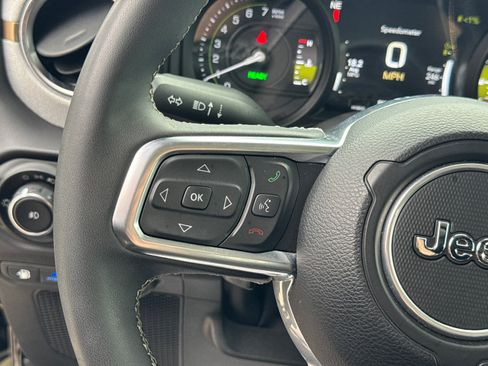 Used 2025 Jeep Wrangler Sahara image 23