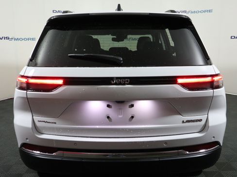 Used 2023 Jeep Grand Cherokee Laredo RWD image 7