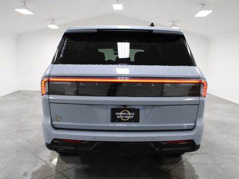 New 2027 Lincoln Navigator Premiere RWD image 7