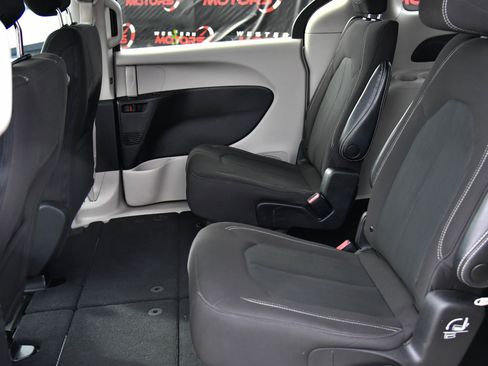 Used 2023 Chrysler Voyager LX image 37
