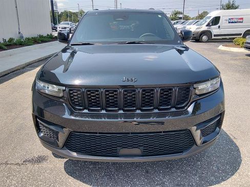 Used 2024 Jeep Grand Cherokee Altitude AWD/4WD image 8