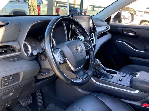 Used 2023 Toyota Highlander XLE image 16