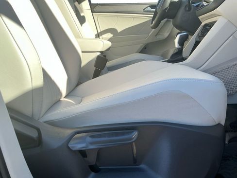 Used 2023 Volkswagen Tiguan SE w/ Panoramic Sunroof Package image 17