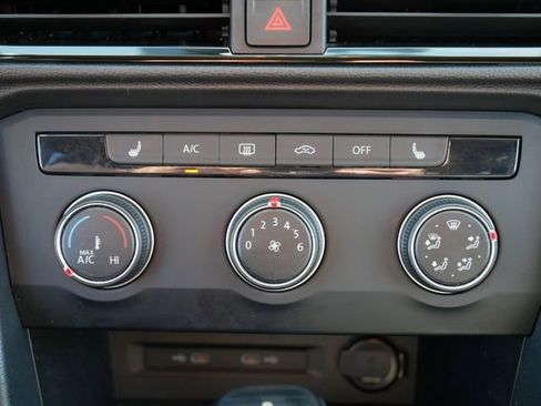 Certified 2022 Volkswagen Taos SE image 33