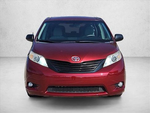 Used 2011 Toyota Sienna FWD image 2