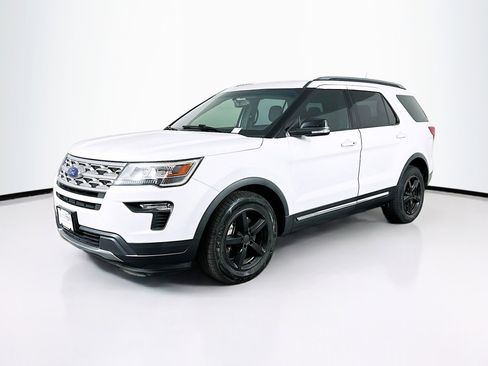 Used 2018 Ford Explorer XLT w/ Equipment Group 201A image 3