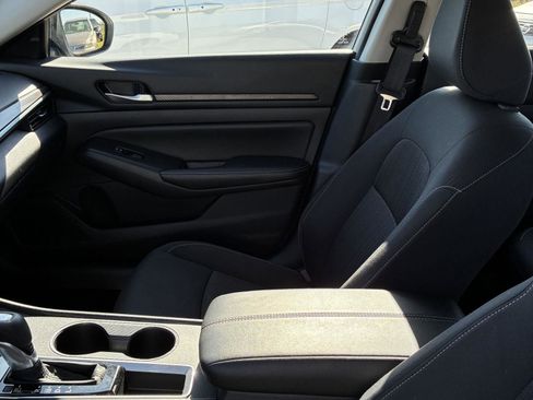 Used 2025 Nissan Altima 2.5 SV FWD image 9