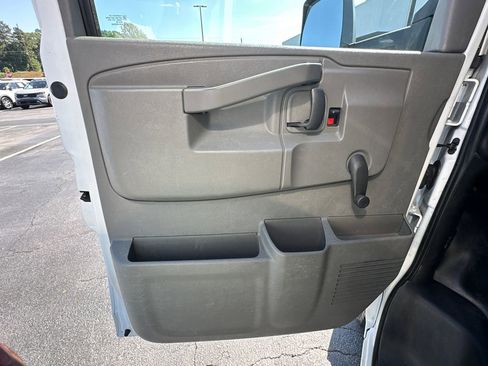 Used 2016 Chevrolet Express 3500 RWD image 11