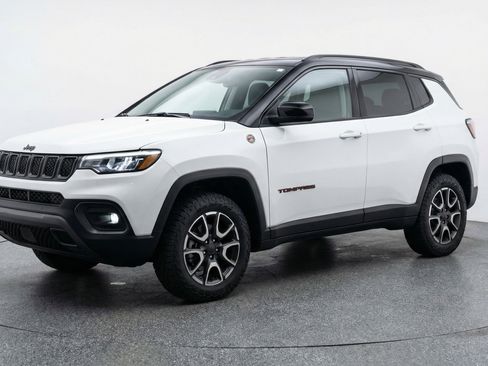 Used 2025 Jeep Compass Trailhawk AWD/4WD image 3