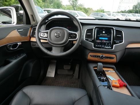 Used 2025 Volvo XC90 T8 Plus w/ Protection Package Premier AWD/4WD image 11