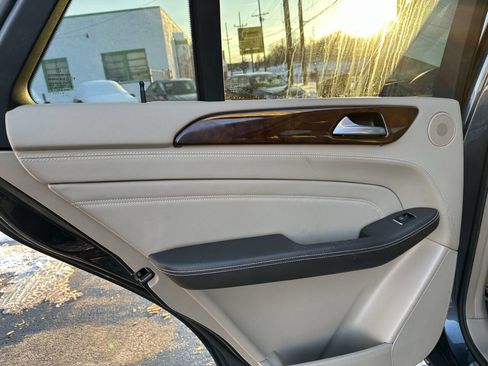 Used 2015 Mercedes-Benz ML 400 ML 400 AWD 4MATIC 4dr SUV w/ Parking Assist Package image 27