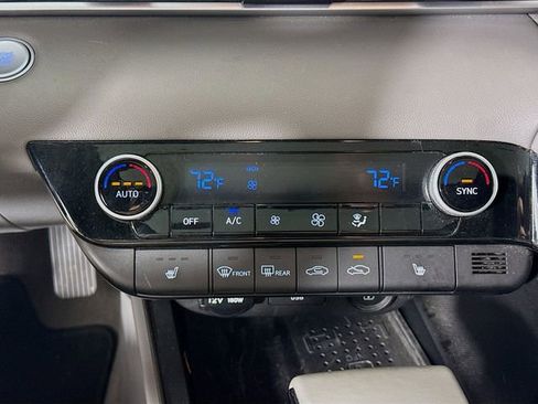 Used 2022 Hyundai Elantra SEL w/ Convenience + Premium Package image 18