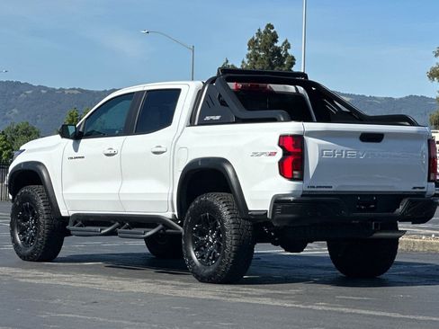 Used 2025 Chevrolet Colorado ZR2 w/ Midnight Edition AWD/4WD image 6