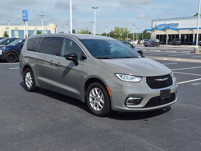 Used 2025 Chrysler Pacifica Select