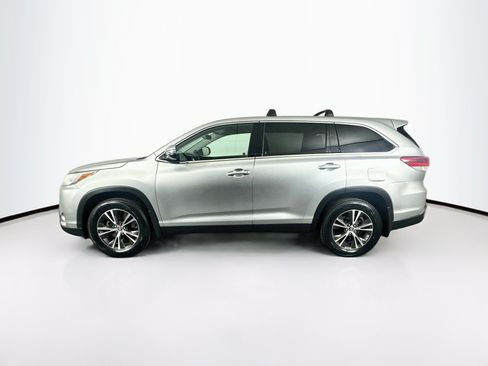 Used 2019 Toyota Highlander LE FWD image 4