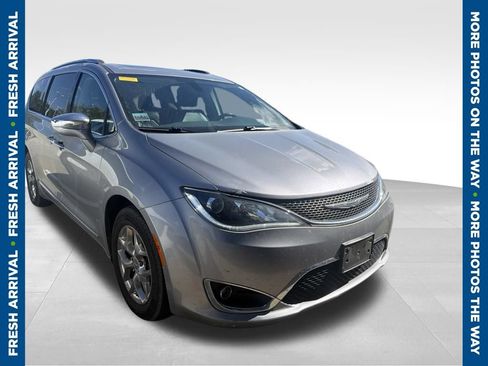 Used 2018 Chrysler Pacifica Limited FWD image 1