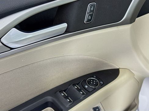 Used 2019 Ford Fusion SE image 18