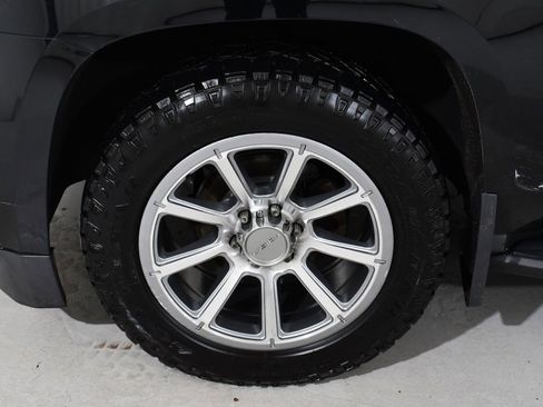 Used 2017 Chevrolet Suburban LT image 22