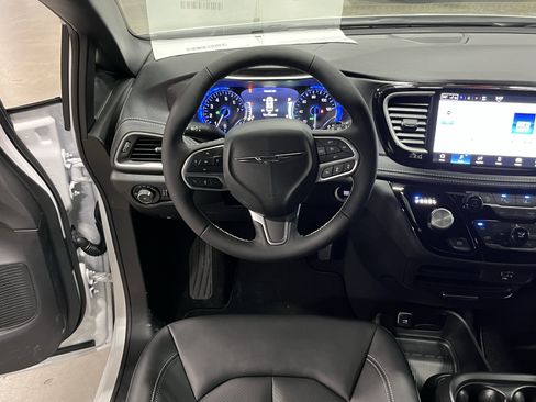 New 2026 Chrysler Pacifica Select AWD/4WD image 12