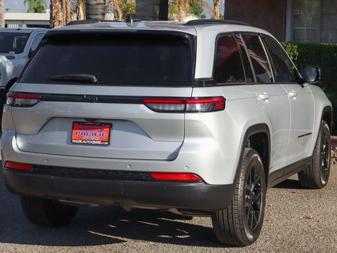 Used 2024 Jeep Grand Cherokee Altitude RWD image 7