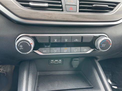 Used 2025 Nissan Altima 2.5 SV image 11