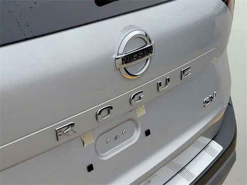 Used 2021 Nissan Rogue SV image 6