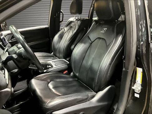 Used 2020 Chrysler Pacifica Touring-L Plus w/ S Appearance Package FWD image 19