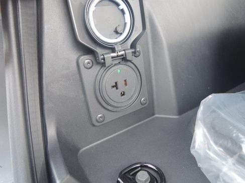 New 2025 Chevrolet Silverado EV LT image 39