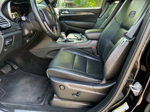 Used 2019 Jeep Grand Cherokee Overland AWD/4WD image 17
