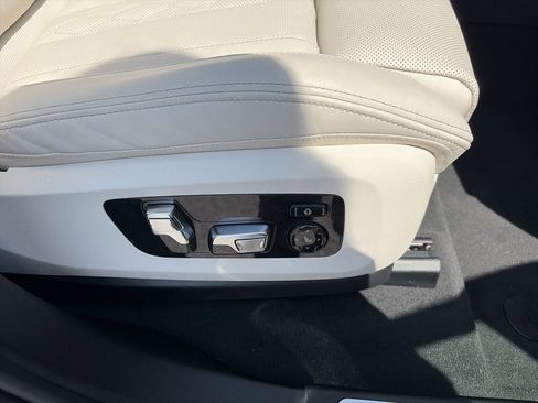 Certified 2025 BMW X7 M60i AWD/4WD image 37