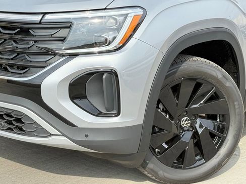 New 2026 Volkswagen Atlas Cross Sport SE FWD image 2