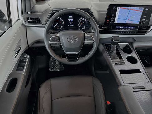 Used 2022 Toyota Sienna XSE FWD image 21