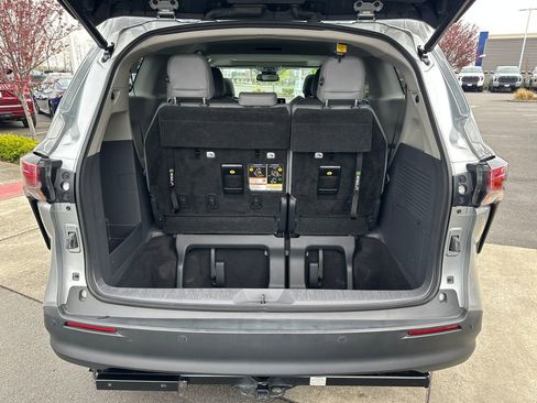 Used 2021 Toyota Sienna XLE image 27