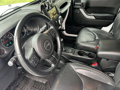 Used 2017 Jeep Wrangler Unlimited Sahara w/ Connectivity Group image 7