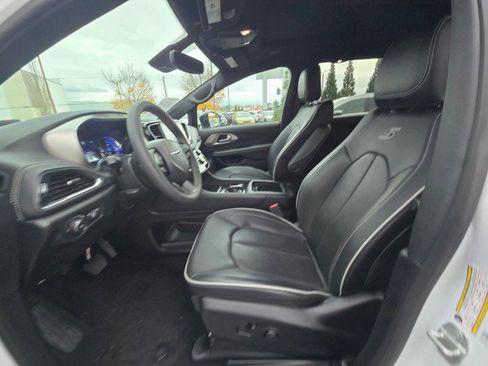Used 2024 Chrysler Pacifica Premium image 23
