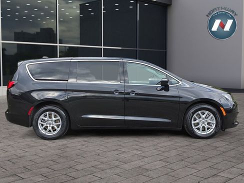 Used 2022 Chrysler Voyager LX FWD image 6