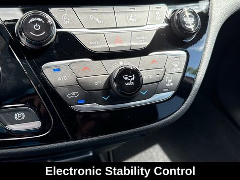 New 2026 Chrysler Pacifica Select image 14