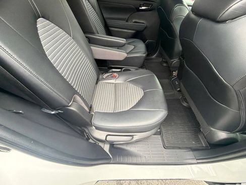 Used 2022 Toyota Highlander XSE AWD/4WD image 42