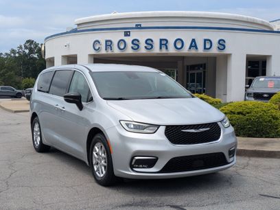 Used 2024 Chrysler Pacifica Touring-L