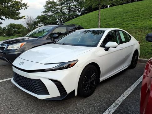 Used 2025 Toyota Camry SE FWD image 2