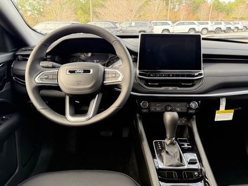 New 2026 Jeep Compass Latitude image 18