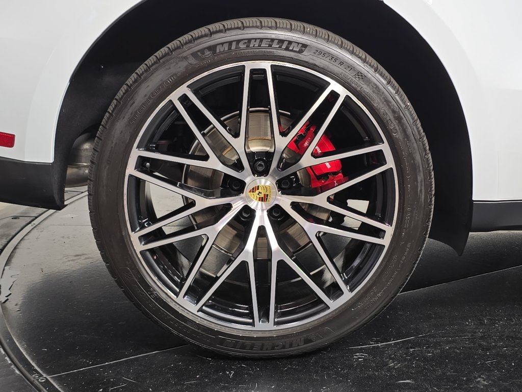 Certified 2025 Porsche Macan S AWD/4WD image 29