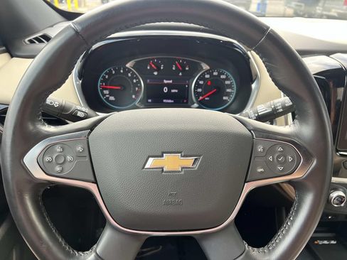 Used 2022 Chevrolet Traverse LT FWD image 16
