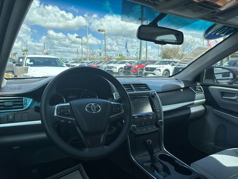 Used 2017 Toyota Camry SE w/ Moonroof Package image 13