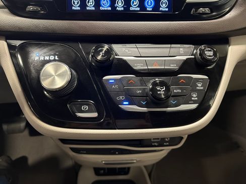 Used 2017 Chrysler Pacifica Touring-L Plus w/ Tire & Wheel Group FWD image 6