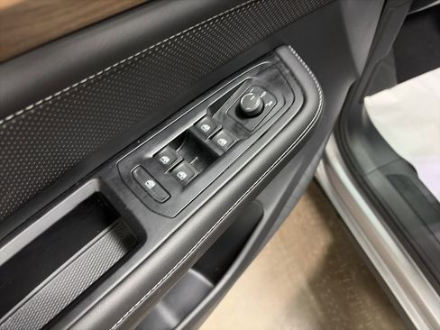 Certified 2025 Volkswagen Atlas SE image 22