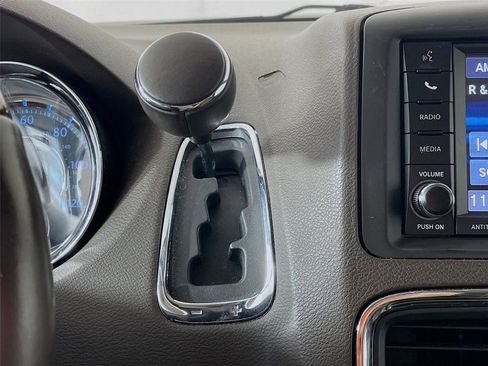 Used 2014 Chrysler Town & Country Limited w/ Luxury Group FWD image 19