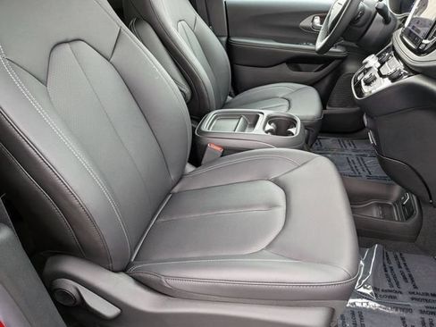 New 2027 Chrysler Pacifica Select FWD image 32
