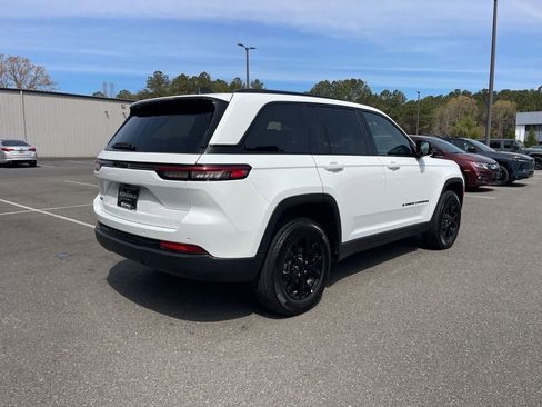 Used 2025 Jeep Grand Cherokee Altitude AWD/4WD image 6