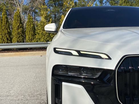 Used 2025 BMW 740i w/ Premium Package image 40